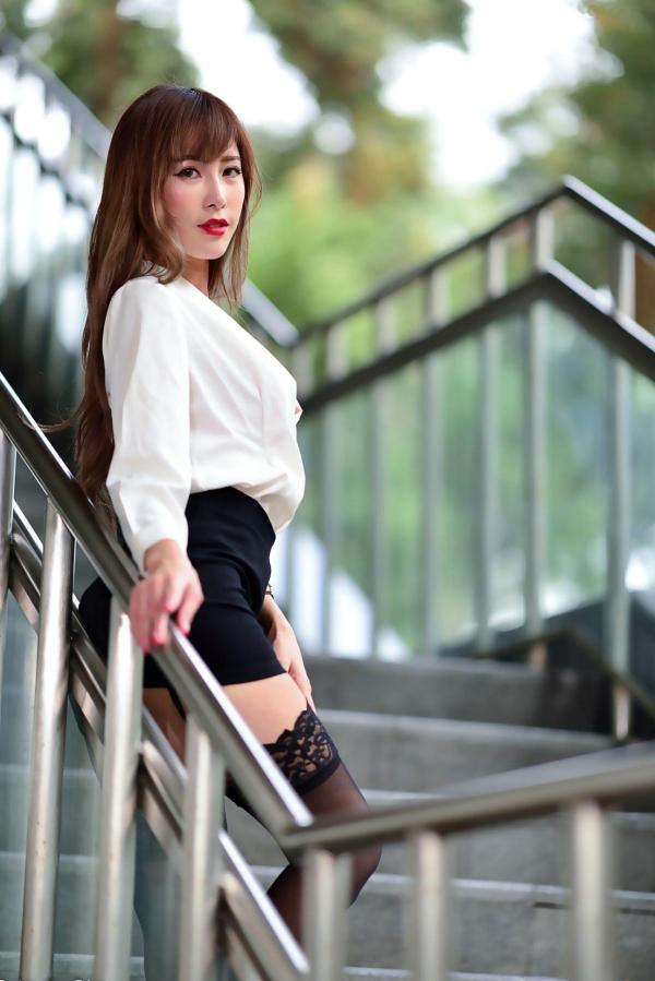    台湾正妹黄艾比Abbie干练职场OL外拍写真，白衬衫黑丝吊带尽显美腿诱惑第27张图片