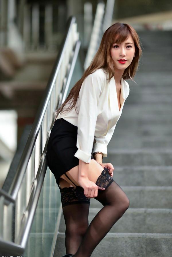    台湾正妹黄艾比Abbie干练职场OL外拍写真，白衬衫黑丝吊带尽显美腿诱惑第31张图片
