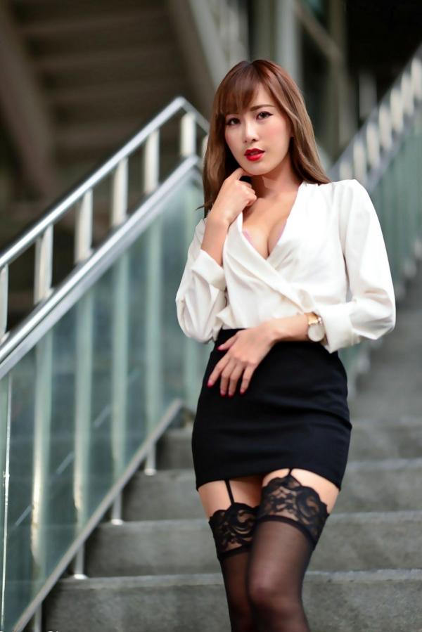    台湾正妹黄艾比Abbie干练职场OL外拍写真，白衬衫黑丝吊带尽显美腿诱惑第38张图片