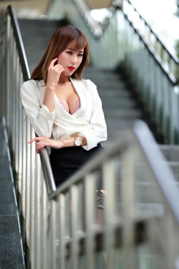    台湾正妹黄艾比Abbie干练职场OL外拍写真，白衬衫黑丝吊带尽显美腿诱惑第48张图片