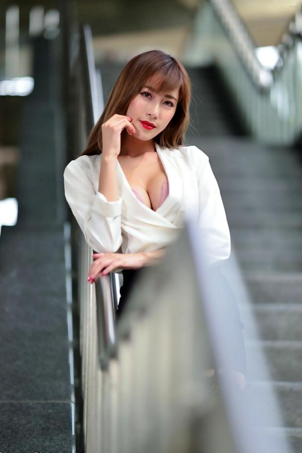    台湾正妹黄艾比Abbie干练职场OL外拍写真，白衬衫黑丝吊带尽显美腿诱惑第49张图片