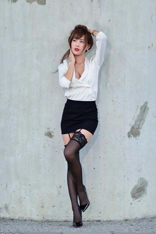   台湾正妹黄艾比Abbie干练职场OL外拍写真，白衬衫黑丝吊带尽显美腿诱惑第104张图片