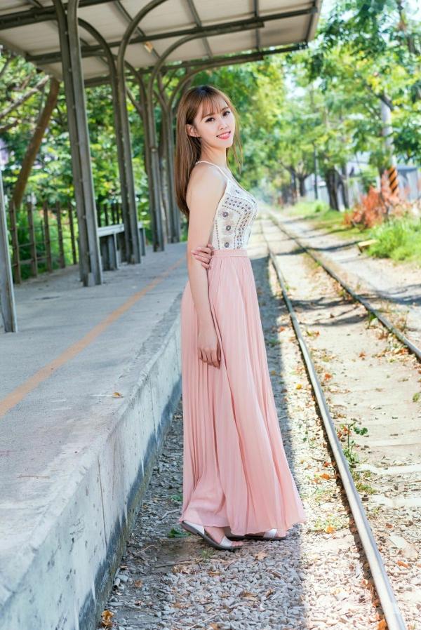    台湾正妹郭珉妏Queenie户外清凉街拍，邻家清纯气质女神，时尚潮流写真赏析第8张图片