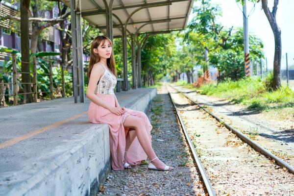    台湾正妹郭珉妏Queenie户外清凉街拍，邻家清纯气质女神，时尚潮流写真赏析第9张图片