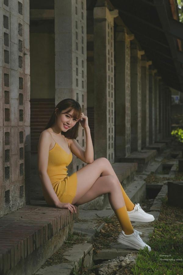    台湾正妹郭珉妏Queenie户外清凉街拍，邻家清纯气质女神，时尚潮流写真赏析第19张图片