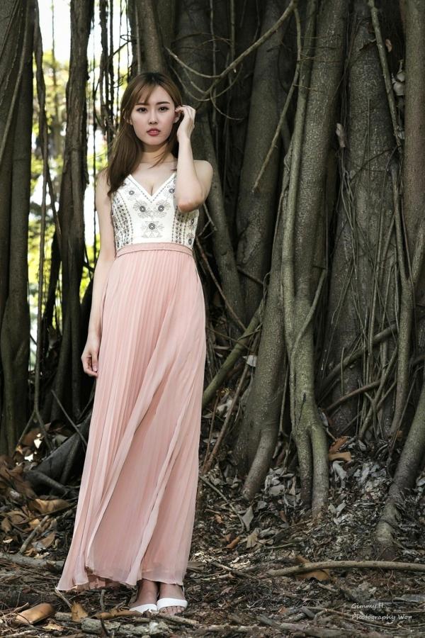    台湾正妹郭珉妏Queenie户外清凉街拍，邻家清纯气质女神，时尚潮流写真赏析第36张图片