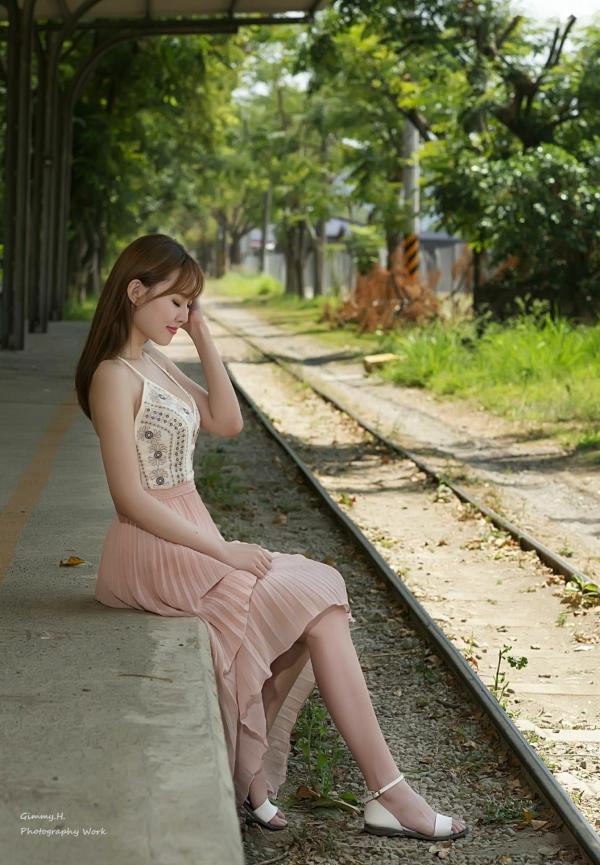    台湾正妹郭珉妏Queenie户外清凉街拍，邻家清纯气质女神，时尚潮流写真赏析第38张图片