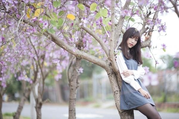    台湾正妹彭丽嘉(Lady憶憶)校园优雅穿搭，花树下清纯气质黑丝美腿写真集第3张图片