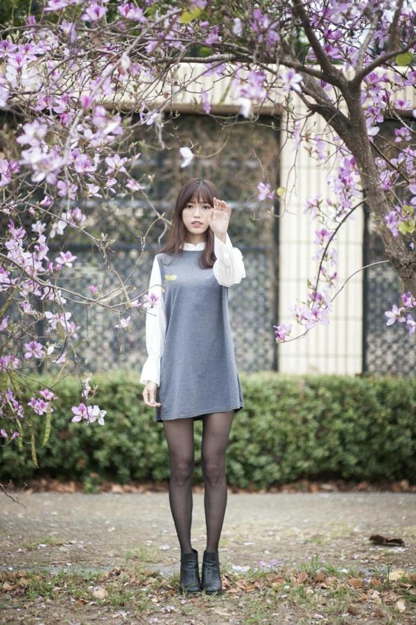    台湾正妹彭丽嘉(Lady憶憶)校园优雅穿搭，花树下清纯气质黑丝美腿写真集第7张图片