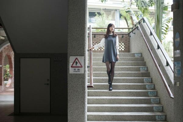    台湾正妹彭丽嘉(Lady憶憶)校园优雅穿搭，花树下清纯气质黑丝美腿写真集第8张图片