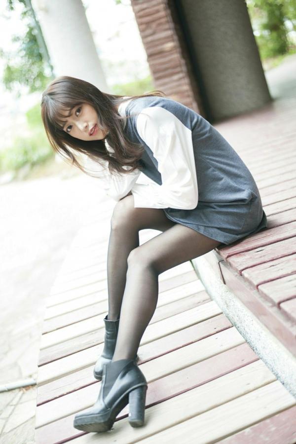    台湾正妹彭丽嘉(Lady憶憶)校园优雅穿搭，花树下清纯气质黑丝美腿写真集第18张图片