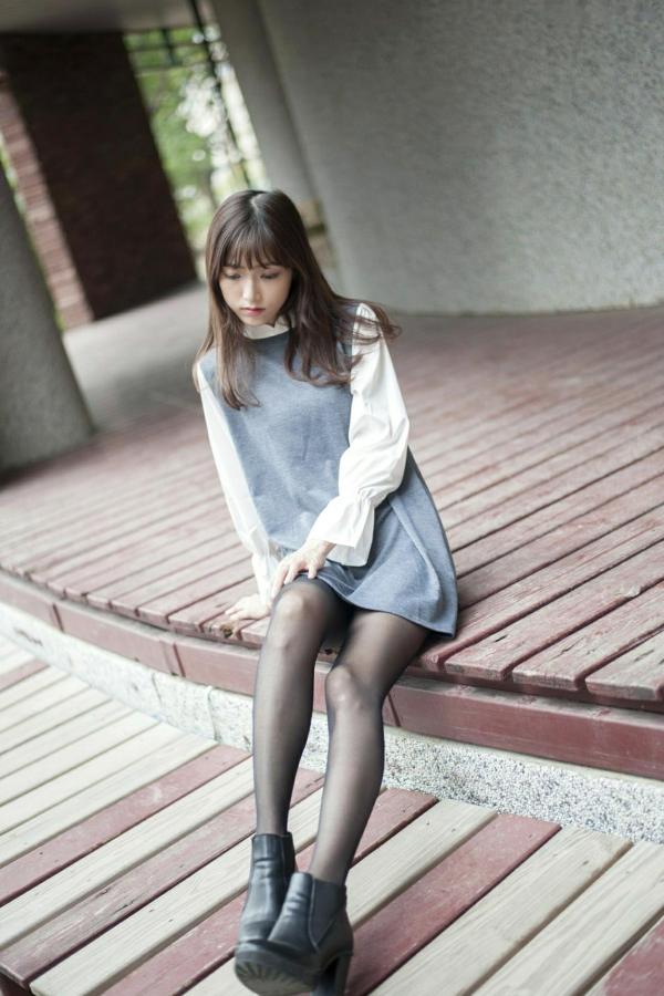    台湾正妹彭丽嘉(Lady憶憶)校园优雅穿搭，花树下清纯气质黑丝美腿写真集第19张图片