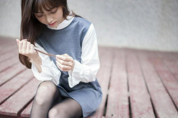    台湾正妹彭丽嘉(Lady憶憶)校园优雅穿搭，花树下清纯气质黑丝美腿写真集第25张图片