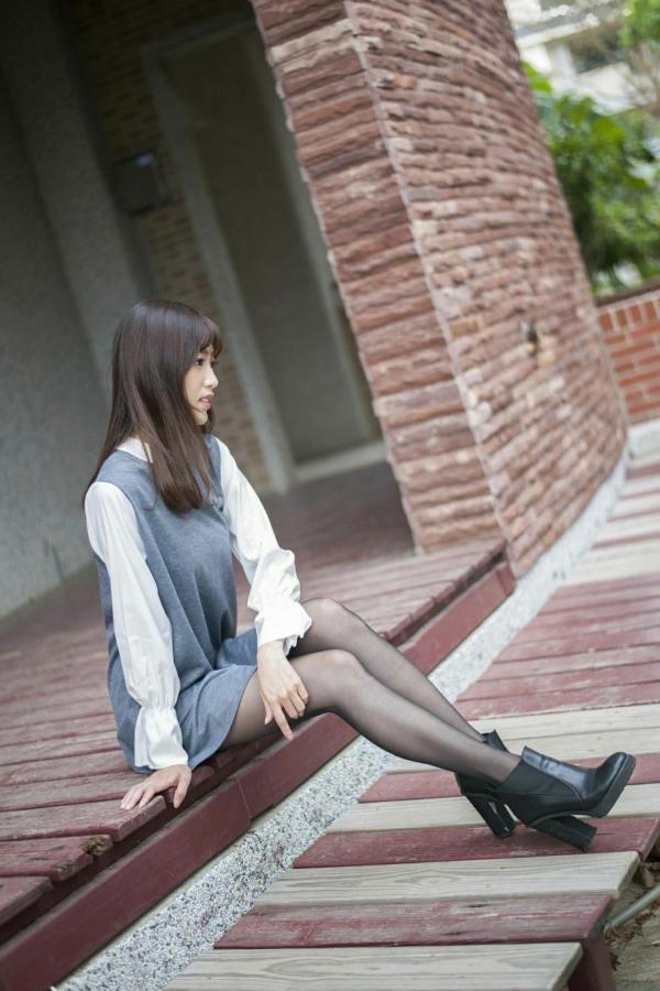    台湾正妹彭丽嘉(Lady憶憶)校园优雅穿搭，花树下清纯气质黑丝美腿写真集第26张图片