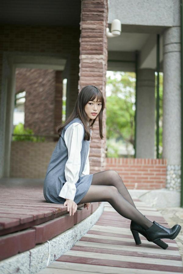    台湾正妹彭丽嘉(Lady憶憶)校园优雅穿搭，花树下清纯气质黑丝美腿写真集第27张图片