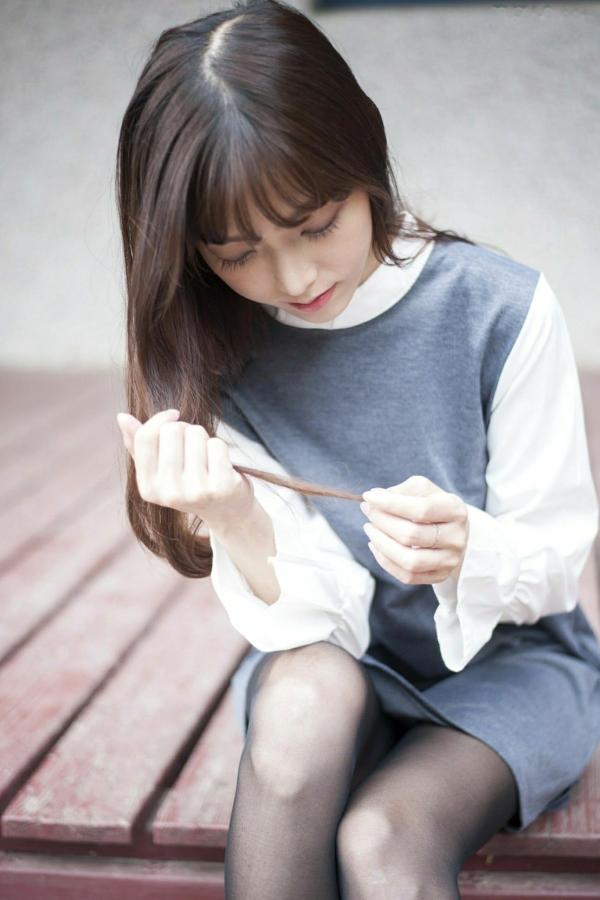    台湾正妹彭丽嘉(Lady憶憶)校园优雅穿搭，花树下清纯气质黑丝美腿写真集第30张图片