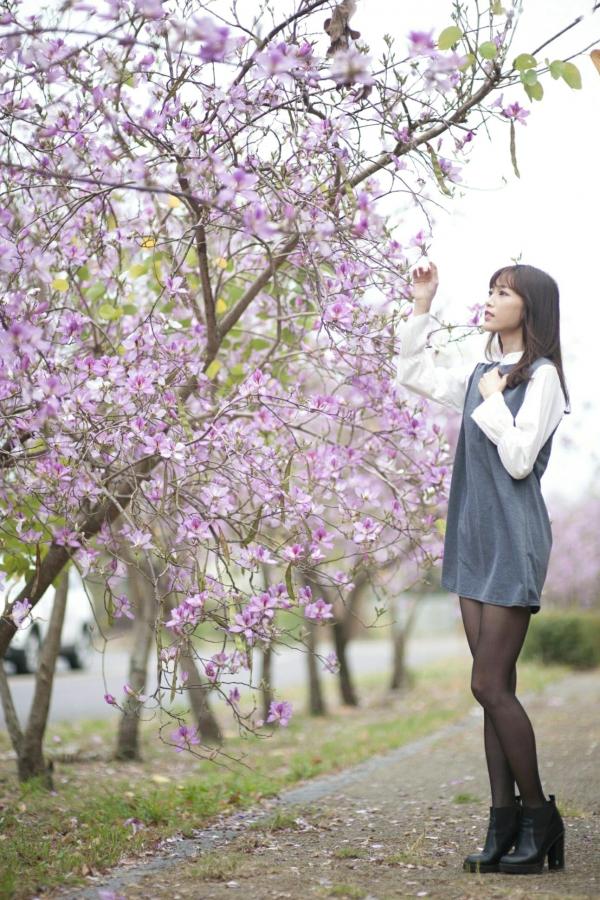   台湾正妹彭丽嘉(Lady憶憶)校园优雅穿搭，花树下清纯气质黑丝美腿写真集第32张图片
