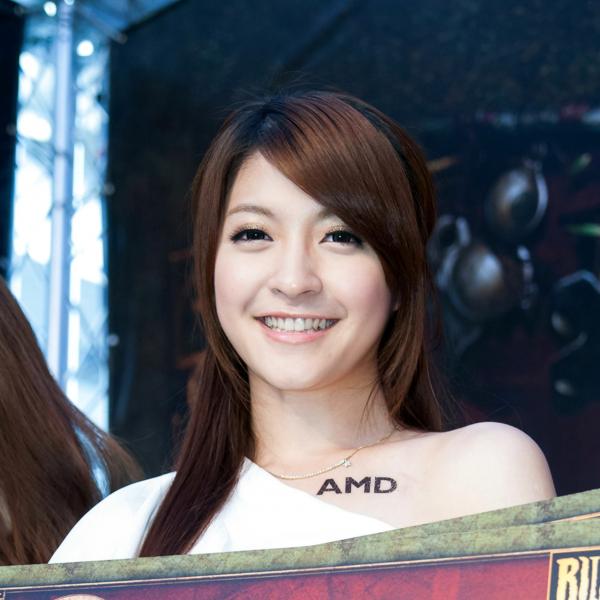    台湾正妹蓓蓓光华商场AMD展台互动活动美图，清新优雅白色露肩裙展现职业风范与活力气质第1张图片