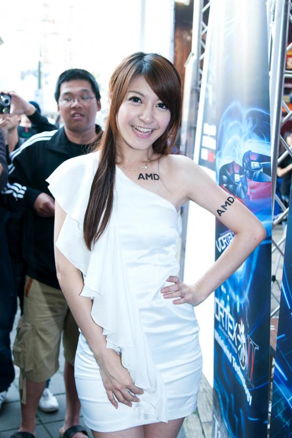    台湾正妹蓓蓓光华商场AMD展台互动活动美图，清新优雅白色露肩裙展现职业风范与活力气质第2张图片