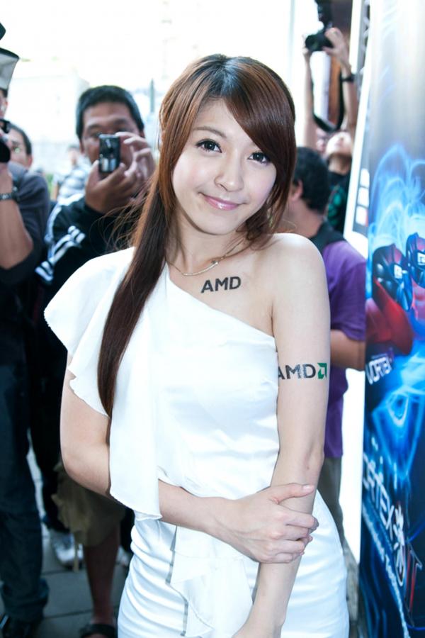    台湾正妹蓓蓓光华商场AMD展台互动活动美图，清新优雅白色露肩裙展现职业风范与活力气质第5张图片