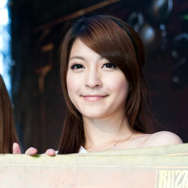   台湾正妹蓓蓓光华商场AMD展台互动活动美图，清新优雅白色露肩裙展现职业风范与活力气质第12张图片