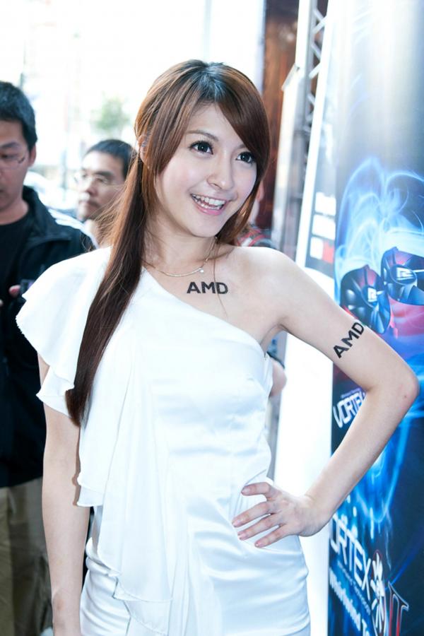    台湾正妹蓓蓓光华商场AMD展台互动活动美图，清新优雅白色露肩裙展现职业风范与活力气质第14张图片