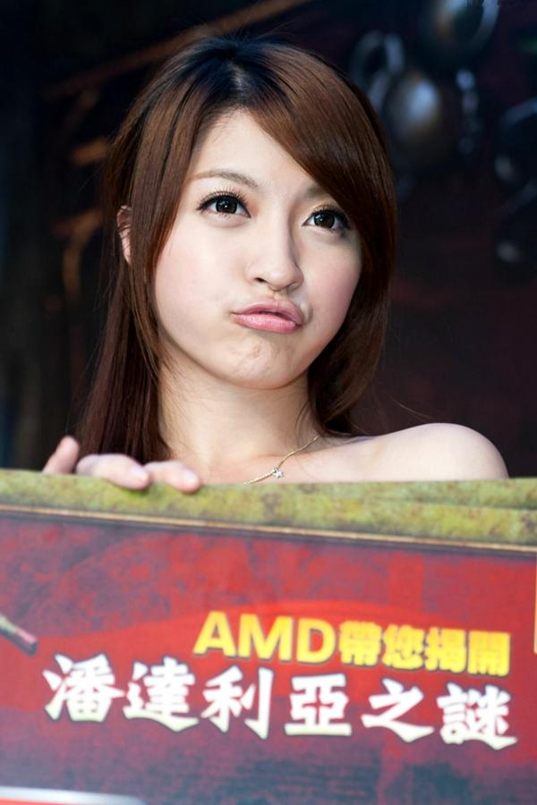    台湾正妹蓓蓓光华商场AMD展台互动活动美图，清新优雅白色露肩裙展现职业风范与活力气质第17张图片