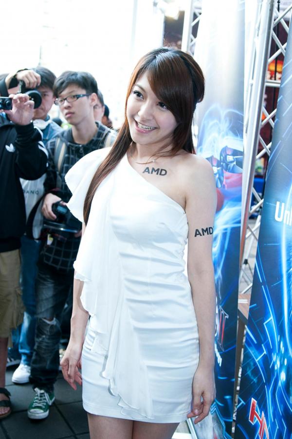    台湾正妹蓓蓓光华商场AMD展台互动活动美图，清新优雅白色露肩裙展现职业风范与活力气质第19张图片