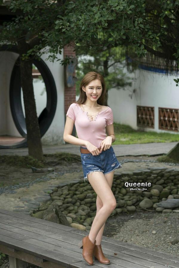    台湾正妹Queenie/Q尼粉色修身上衣搭配牛仔热裤户外街拍写真集[99P]第2张图片