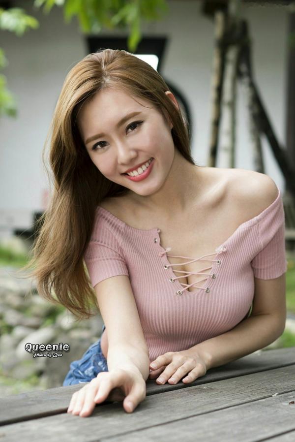    台湾正妹Queenie/Q尼粉色修身上衣搭配牛仔热裤户外街拍写真集[99P]第27张图片