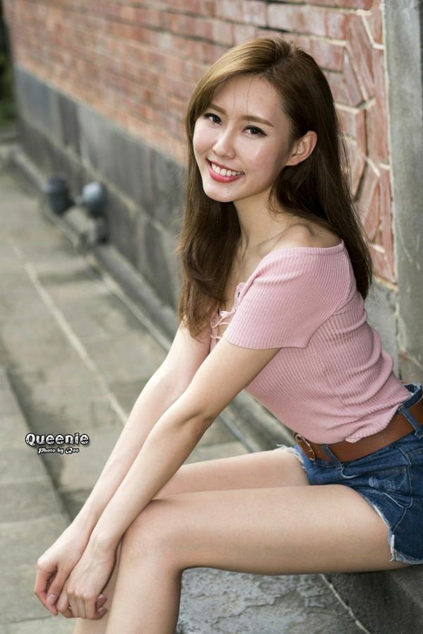    台湾正妹Queenie/Q尼粉色修身上衣搭配牛仔热裤户外街拍写真集[99P]第51张图片