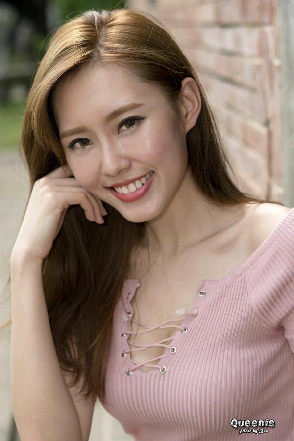    台湾正妹Queenie/Q尼粉色修身上衣搭配牛仔热裤户外街拍写真集[99P]第56张图片