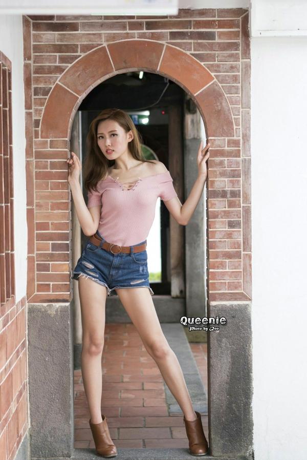    台湾正妹Queenie/Q尼粉色修身上衣搭配牛仔热裤户外街拍写真集[99P]第74张图片