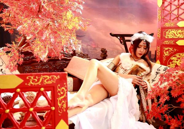    台湾正妹Winnie小雪《蛮族公主和OL风装扮》系列写真，演绎知性职场与野性异域的双重风情，黑丝制服诱惑尽显极致气质第12张图片
