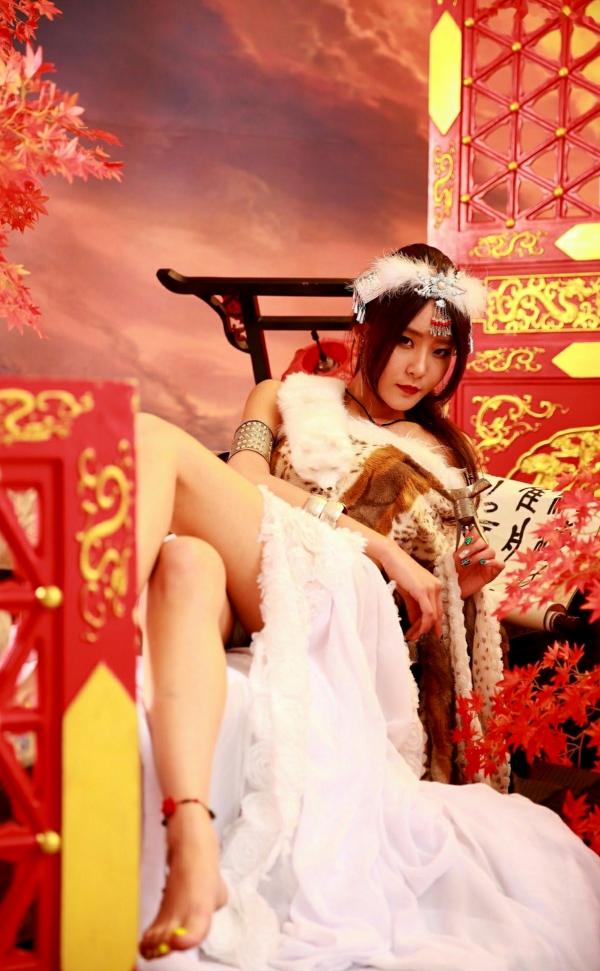    台湾正妹Winnie小雪《蛮族公主和OL风装扮》系列写真，演绎知性职场与野性异域的双重风情，黑丝制服诱惑尽显极致气质第14张图片