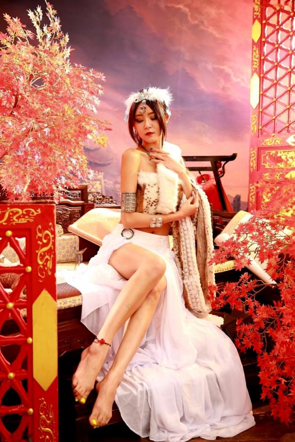    台湾正妹Winnie小雪《蛮族公主和OL风装扮》系列写真，演绎知性职场与野性异域的双重风情，黑丝制服诱惑尽显极致气质第17张图片