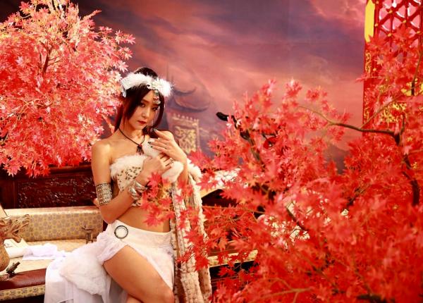    台湾正妹Winnie小雪《蛮族公主和OL风装扮》系列写真，演绎知性职场与野性异域的双重风情，黑丝制服诱惑尽显极致气质第18张图片
