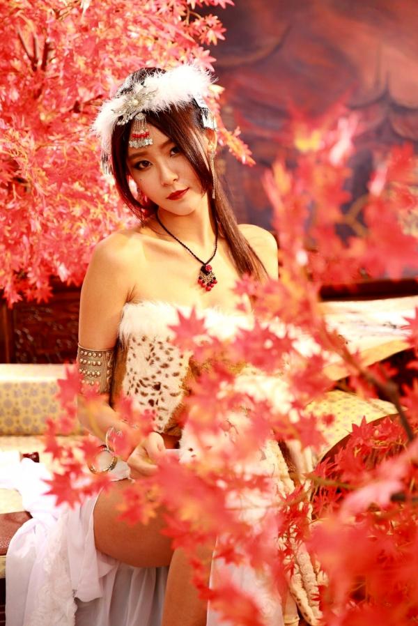    台湾正妹Winnie小雪《蛮族公主和OL风装扮》系列写真，演绎知性职场与野性异域的双重风情，黑丝制服诱惑尽显极致气质第21张图片