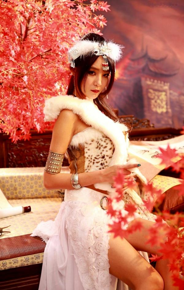    台湾正妹Winnie小雪《蛮族公主和OL风装扮》系列写真，演绎知性职场与野性异域的双重风情，黑丝制服诱惑尽显极致气质第24张图片