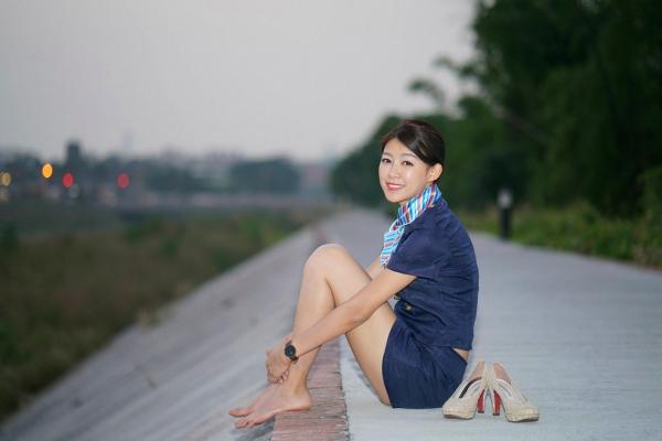    台湾正妹_ 简嘉莹(小紫)：光复新村户外清新连衣裙与职业空姐制服风格写真集 [55P]第3张图片