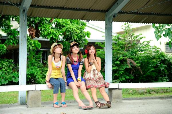    台湾正妹组合果子、小品、兔兔《国光社区外拍》第II部，清新甜美街拍写真，展现邻家青春活力第4张图片