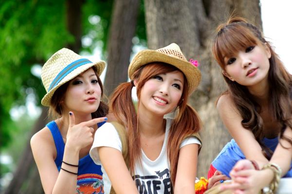    台湾正妹组合果子、小品、兔兔《国光社区外拍》第II部，清新甜美街拍写真，展现邻家青春活力第50张图片