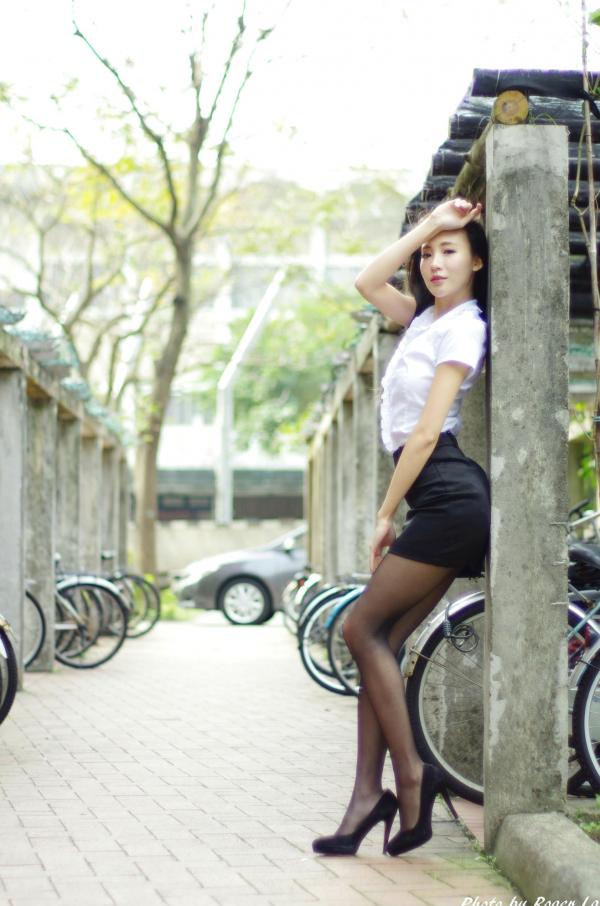    台湾正妹Anber小安柏黑丝OL与教官制服写真：教室户外演绎制服诱惑展现完美长腿气质女神第16张图片
