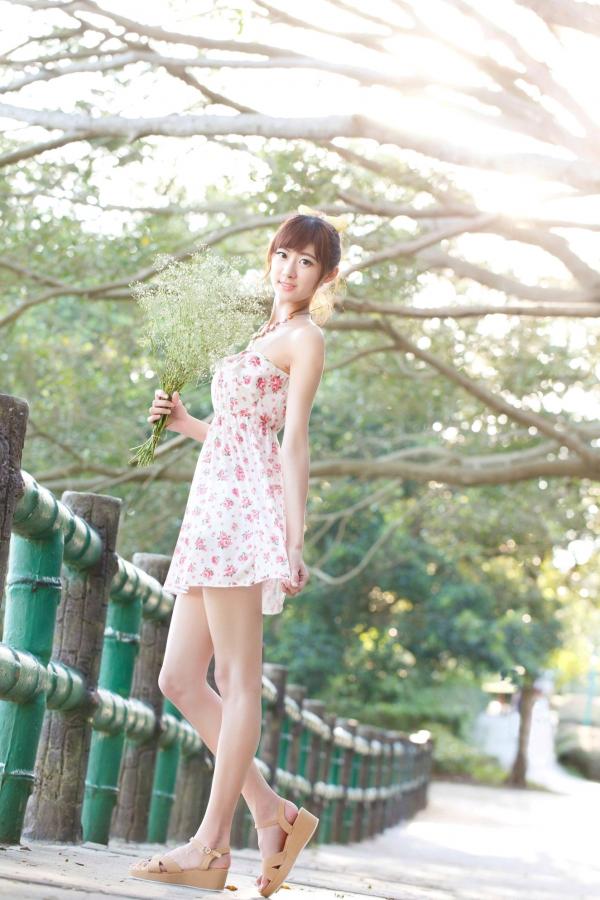    台湾模特林茉晶Queena清纯甜美私房写真，公园清新街拍、气质女神外拍套图第4张图片