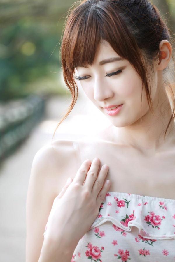    台湾模特林茉晶Queena清纯甜美私房写真，公园清新街拍、气质女神外拍套图第7张图片