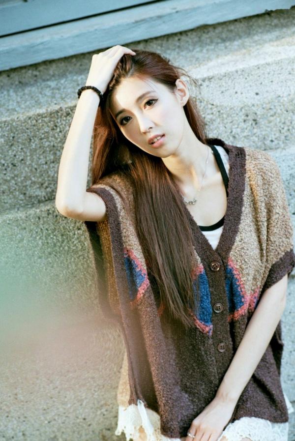    台湾正妹金允乔Kila晶晶《校园美拍》第2波：清新学姐户外校园风针织暖阳写真第10张图片