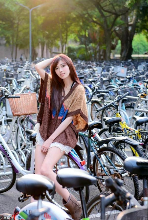    台湾正妹金允乔Kila晶晶《校园美拍》第2波：清新学姐户外校园风针织暖阳写真第22张图片