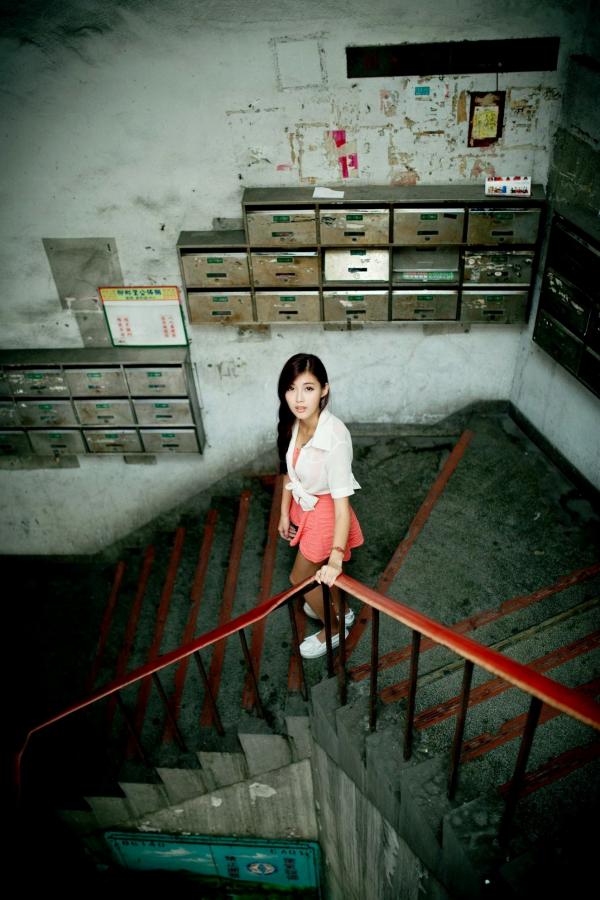    台湾正妹金允乔Kila晶晶《環南公寓街拍》甜美户外写真，清纯少女治愈风，高颜值长腿少女日常穿搭摄影第2张图片