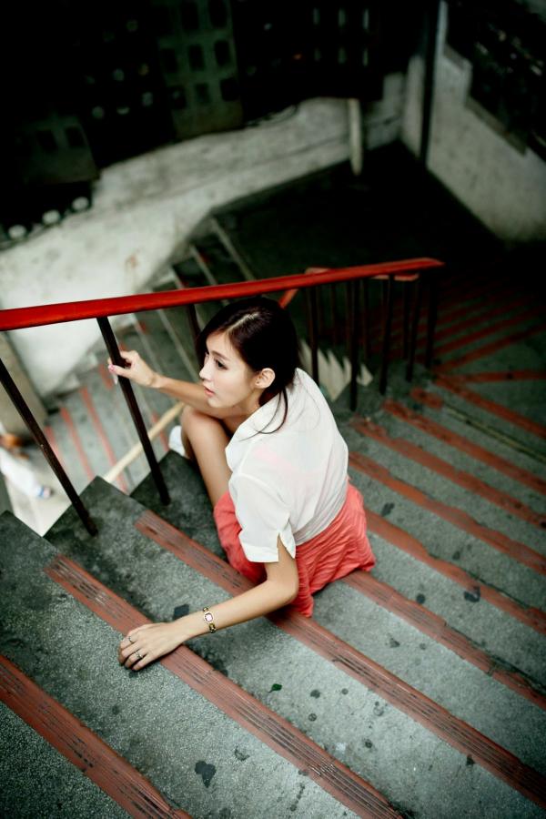    台湾正妹金允乔Kila晶晶《環南公寓街拍》甜美户外写真，清纯少女治愈风，高颜值长腿少女日常穿搭摄影第3张图片
