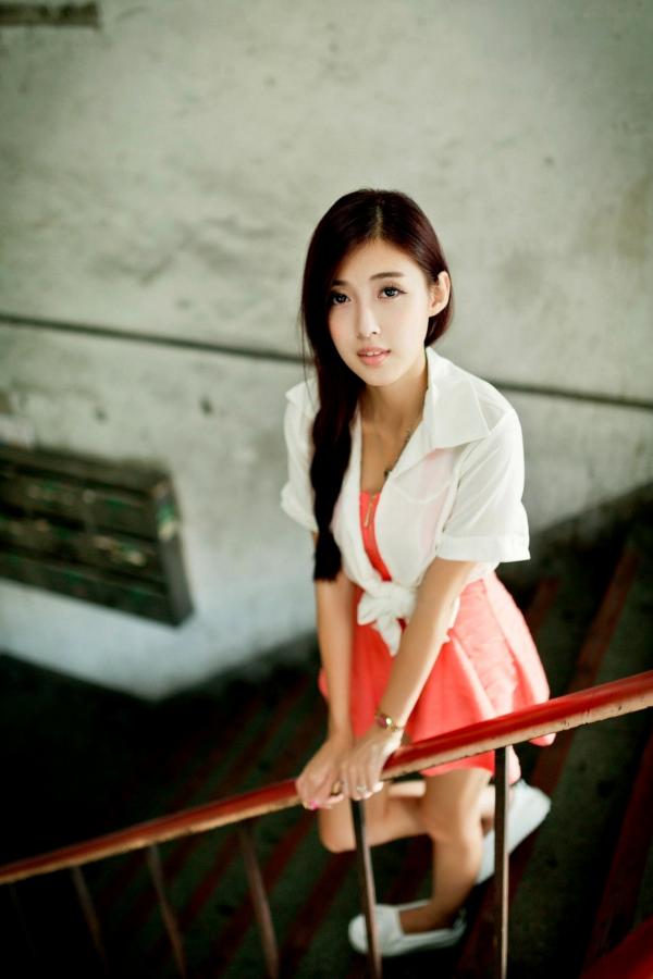    台湾正妹金允乔Kila晶晶《環南公寓街拍》甜美户外写真，清纯少女治愈风，高颜值长腿少女日常穿搭摄影第6张图片